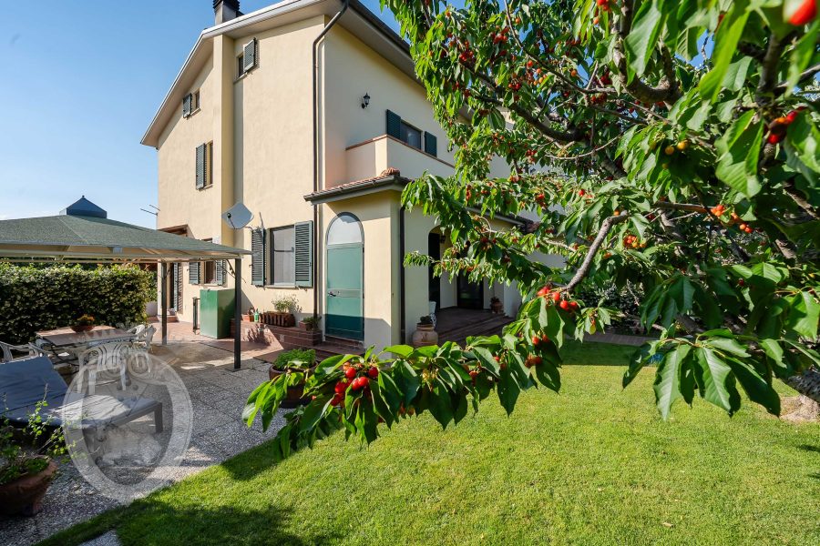 Casa indipendente con giardino