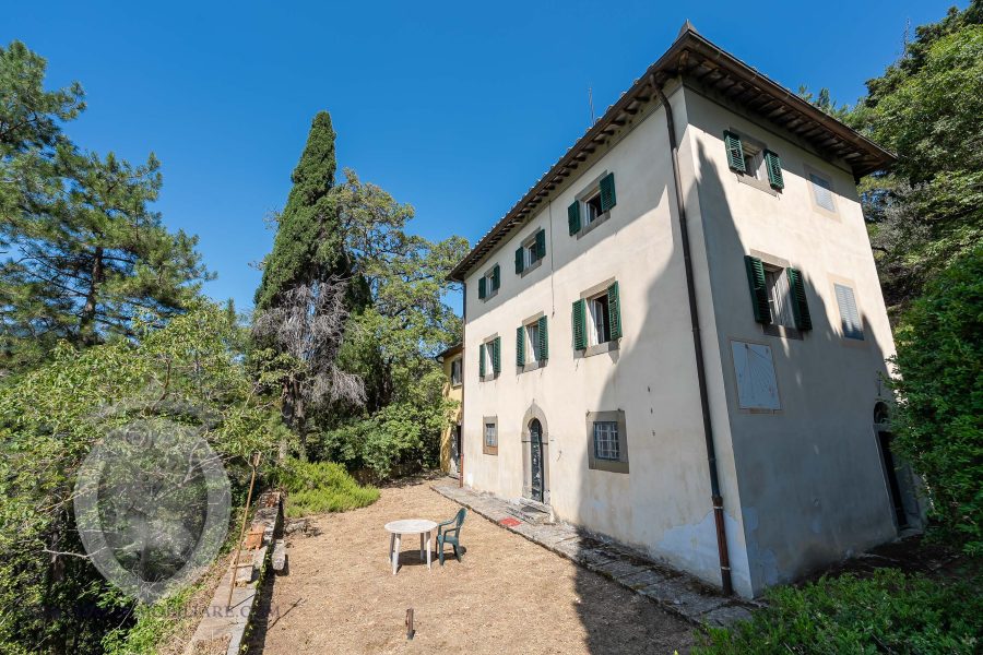 Villa with annex and land