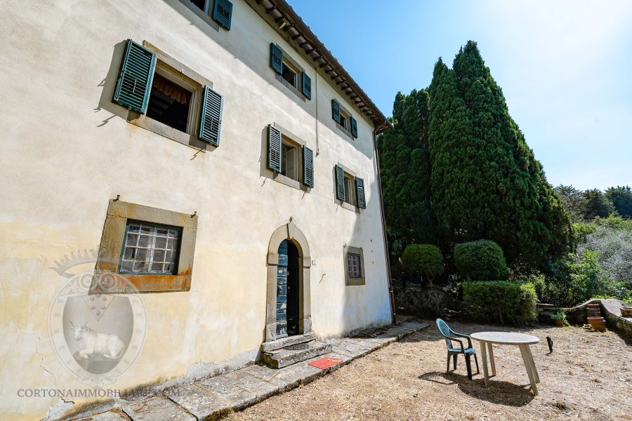 Villa con annesso e terreno