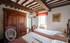 Villa con annesso e terreno