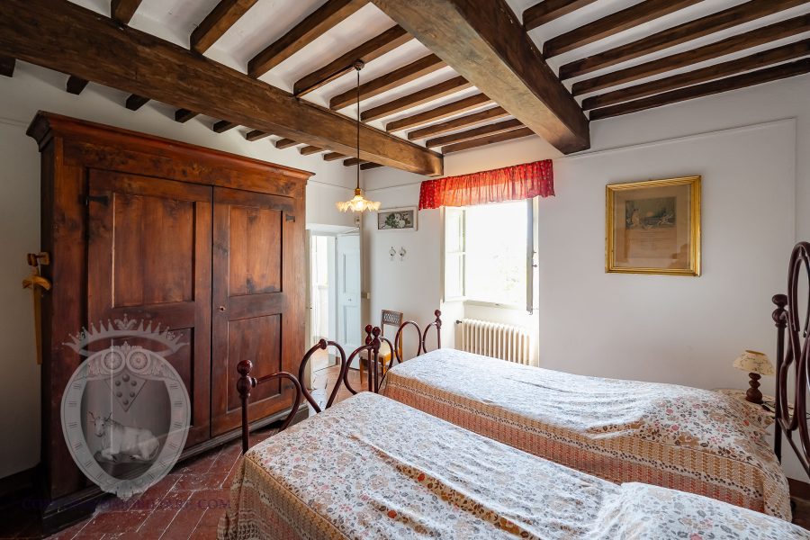 Villa con annesso e terreno