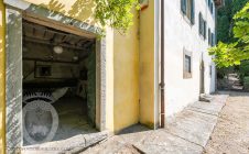Villa con annesso e terreno