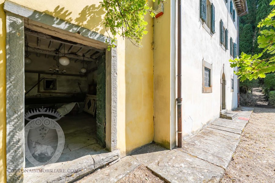 Villa con annesso e terreno