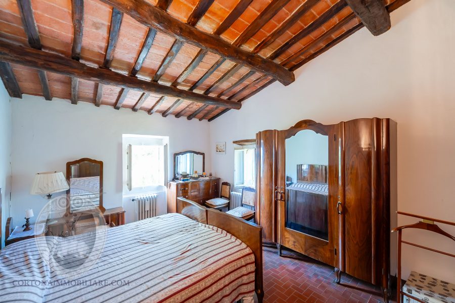 Villa con annesso e terreno