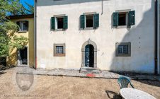 Villa con annesso e terreno