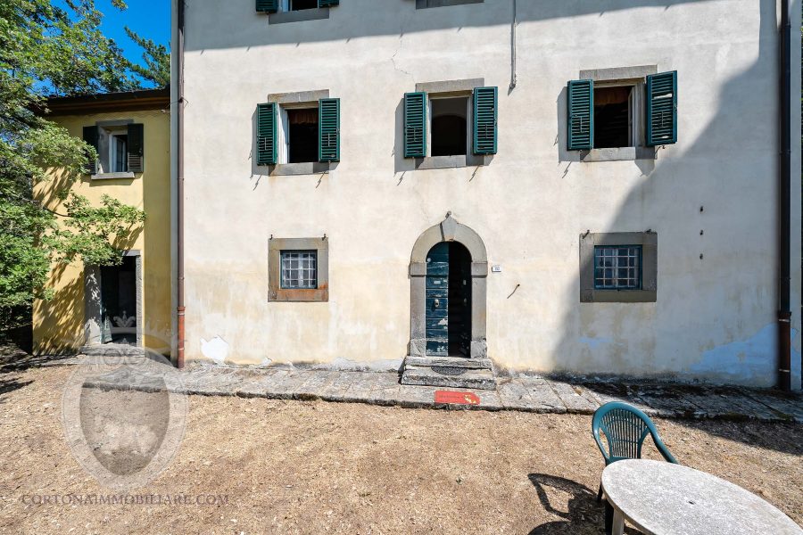 Villa con annesso e terreno