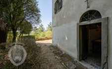 Villa con annesso e terreno