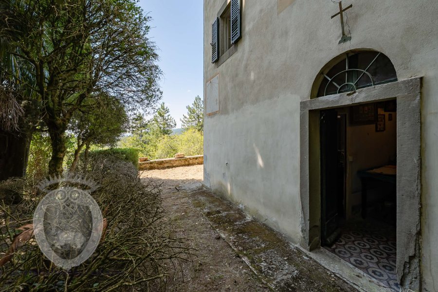 Villa con annesso e terreno