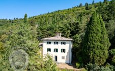 Villa con annesso e terreno