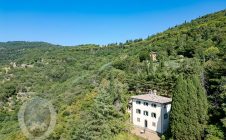 Villa con annesso e terreno