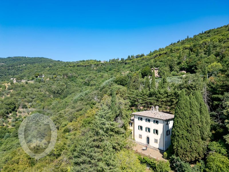 Villa con annesso e terreno