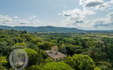 Villa nobiliare con annessi e terreno