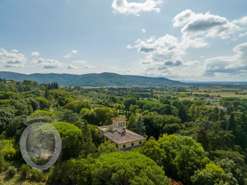 Villa nobiliare con annessi e terreno
