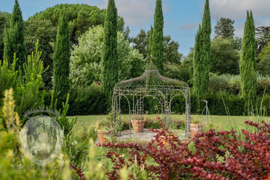 Villa nobiliare con annessi e terreno