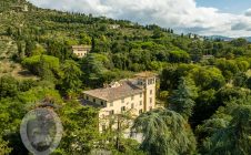 Villa nobiliare con annessi e terreno
