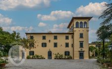 Villa nobiliare con annessi e terreno