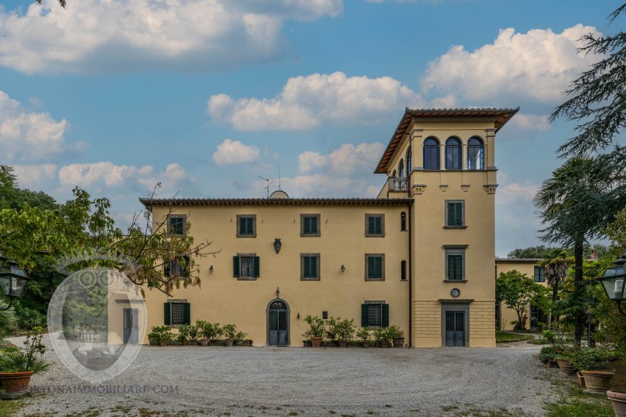 Villa nobiliare con annessi e terreno