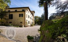 Villa nobiliare con annessi e terreno