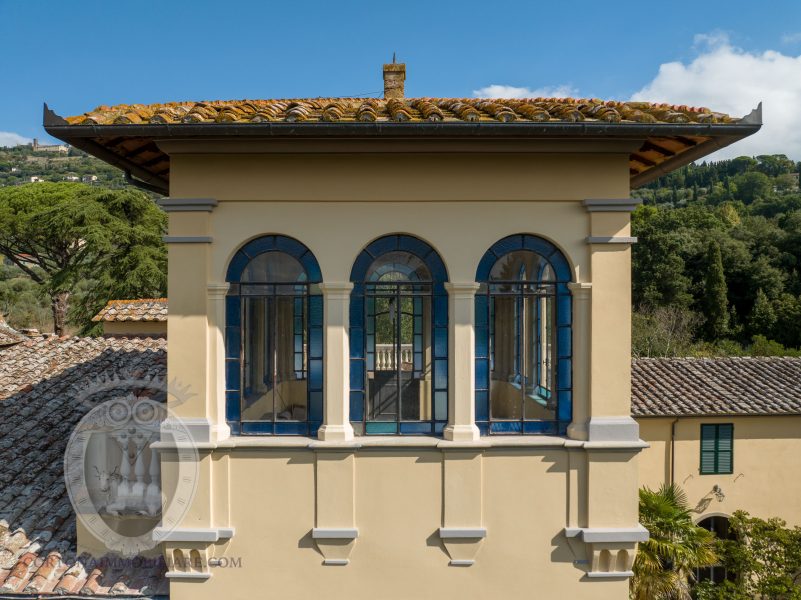 Villa nobiliare con annessi e terreno