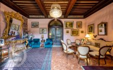 Villa nobiliare con annessi e terreno