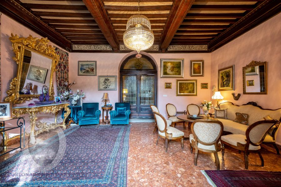Villa nobiliare con annessi e terreno