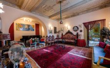 Villa nobiliare con annessi e terreno
