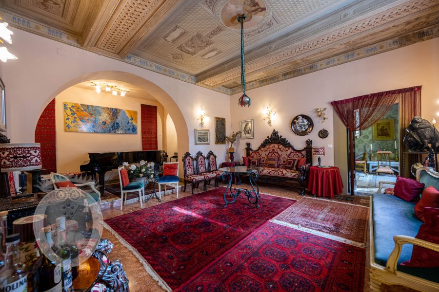 Villa nobiliare con annessi e terreno