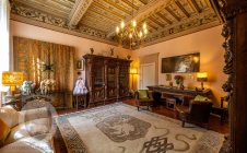 Villa nobiliare con annessi e terreno