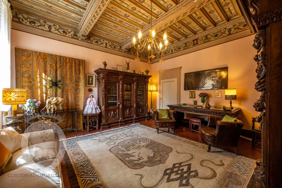 Villa nobiliare con annessi e terreno