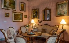 Villa nobiliare con annessi e terreno