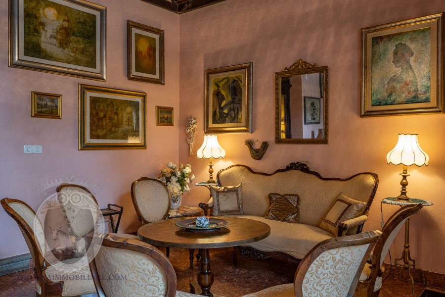 Villa nobiliare con annessi e terreno