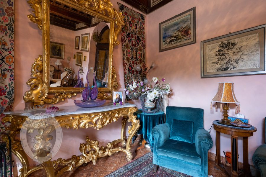 Villa nobiliare con annessi e terreno