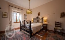 Villa nobiliare con annessi e terreno