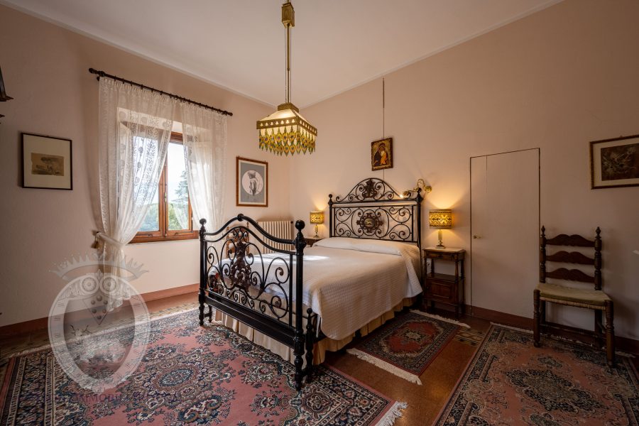 Villa nobiliare con annessi e terreno