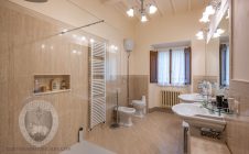 Villa nobiliare con annessi e terreno