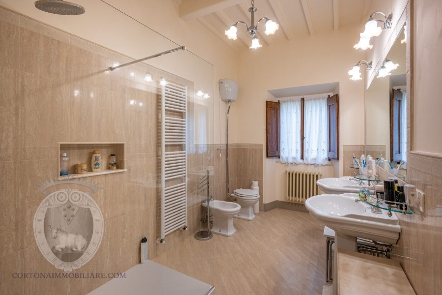Villa nobiliare con annessi e terreno