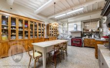 Villa nobiliare con annessi e terreno