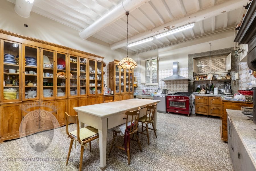 Villa nobiliare con annessi e terreno