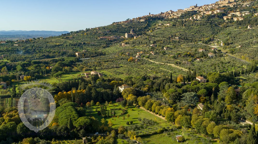 Villa nobiliare con annessi e terreno