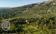 Villa nobiliare con annessi e terreno