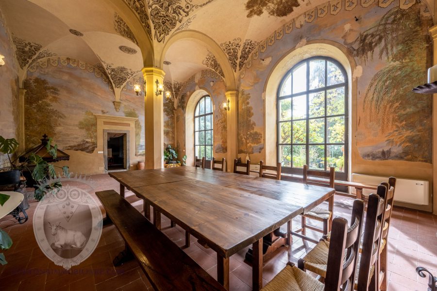 Villa nobiliare con annessi e terreno