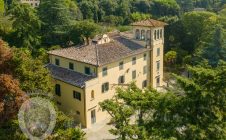 Villa nobiliare con annessi e terreno