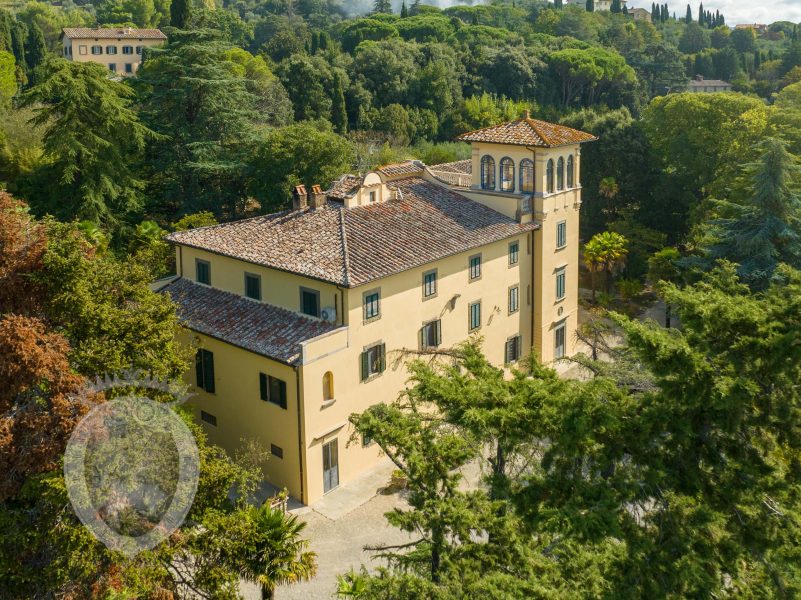 Villa nobiliare con annessi e terreno
