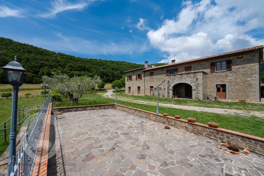 Casale con vista e annessi