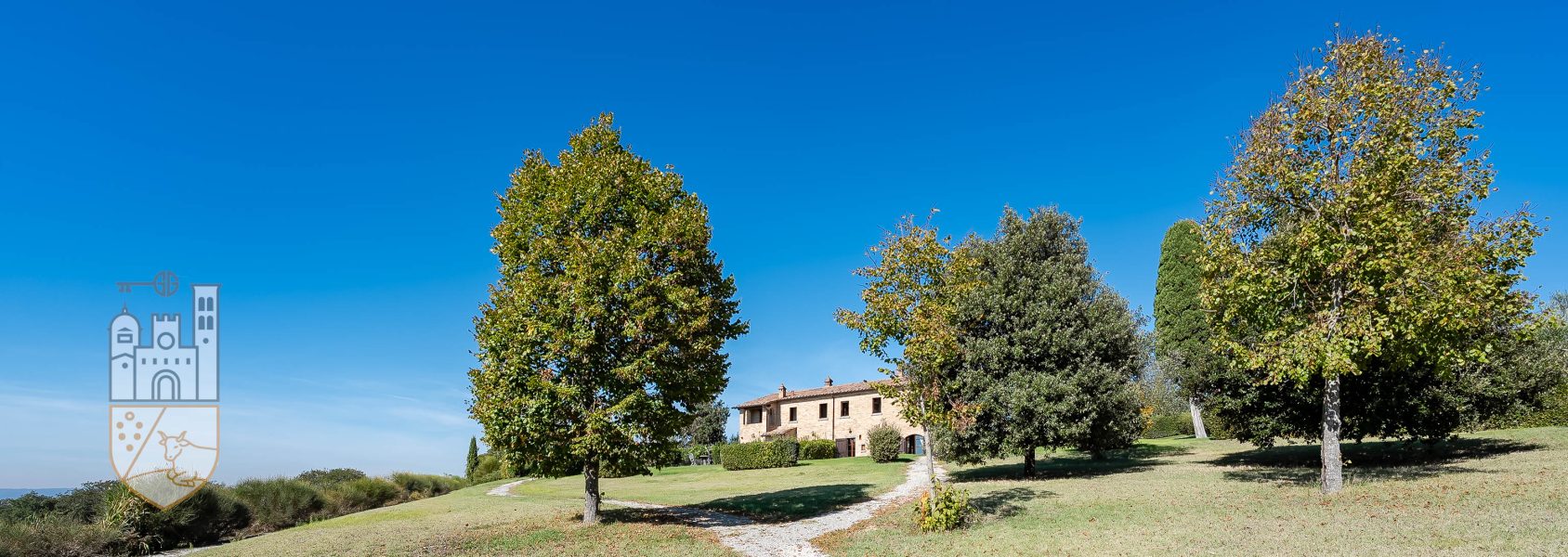 Casale con giardino e piscina