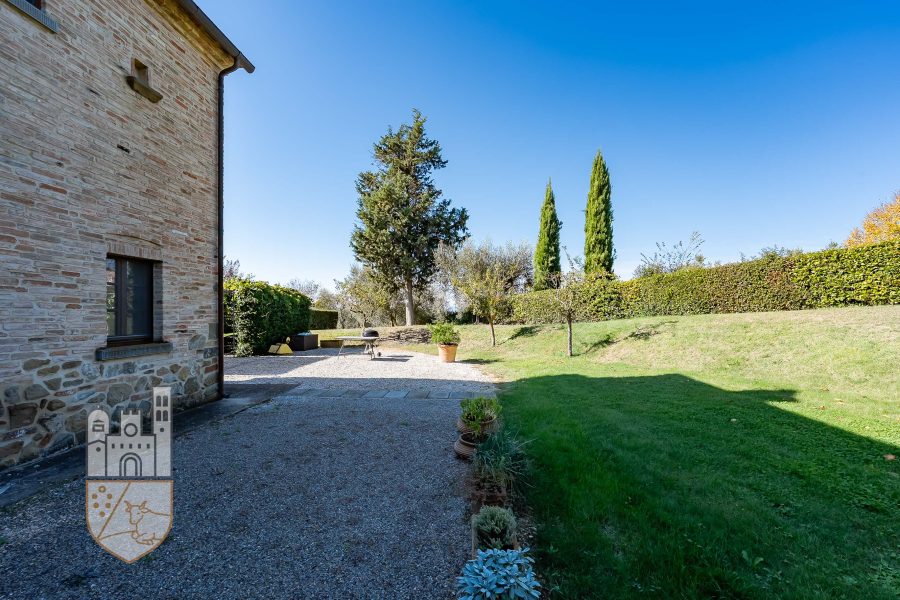 Casale con giardino e piscina
