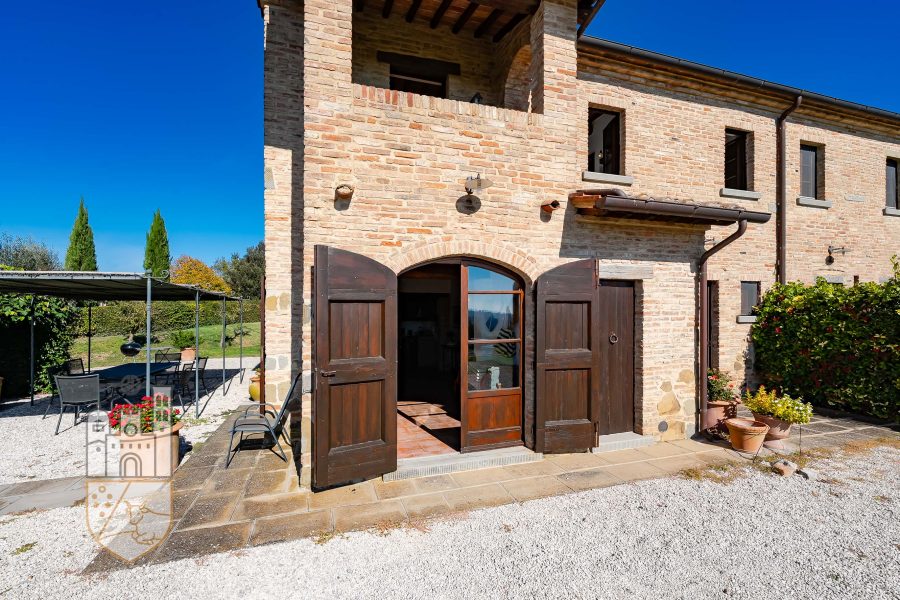 Farmhouse with garden and swimming pool