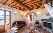 Casale con giardino e piscina