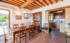 Casale con giardino e piscina