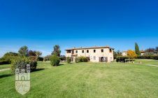 Farmhouse with garden and swimming pool